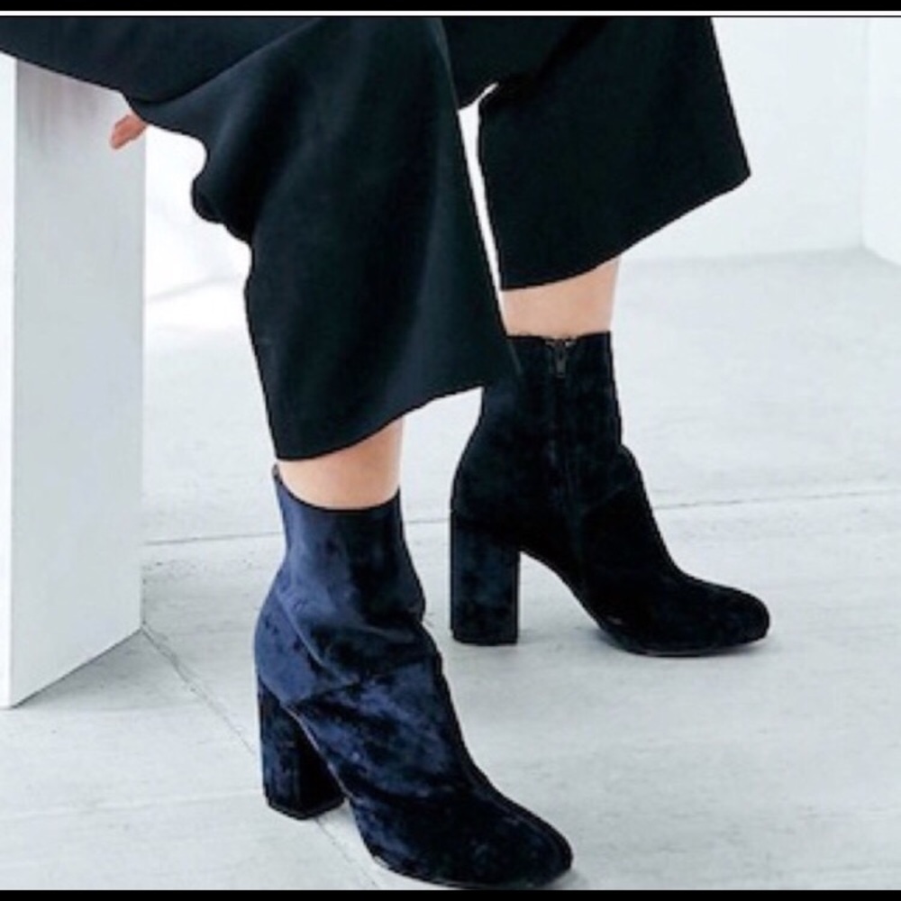 Velvet crushed boots. Navy